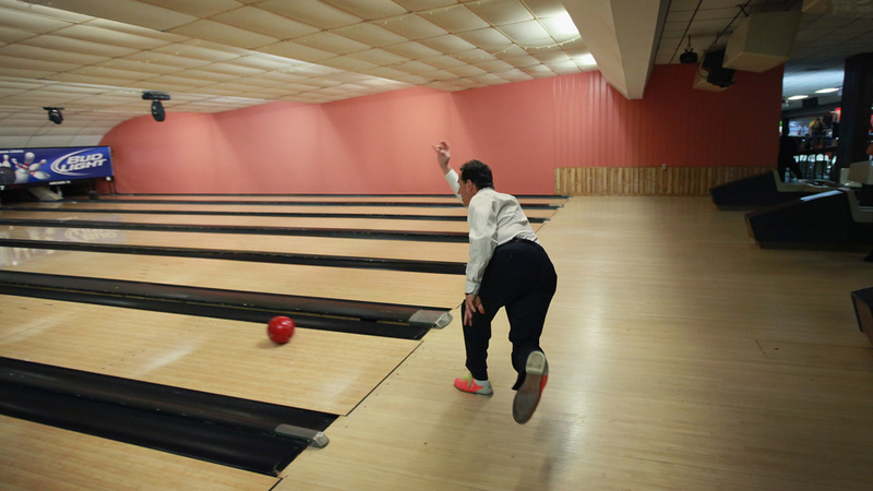 Illustration for article titled When the Going Gets Tough, Mitt Romney Wins Delegates and Rick Santorum Goes Bowling